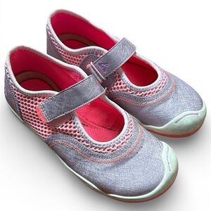 Plae size 2 Emme pink shoes 

#kiddoscloset #plae #emme